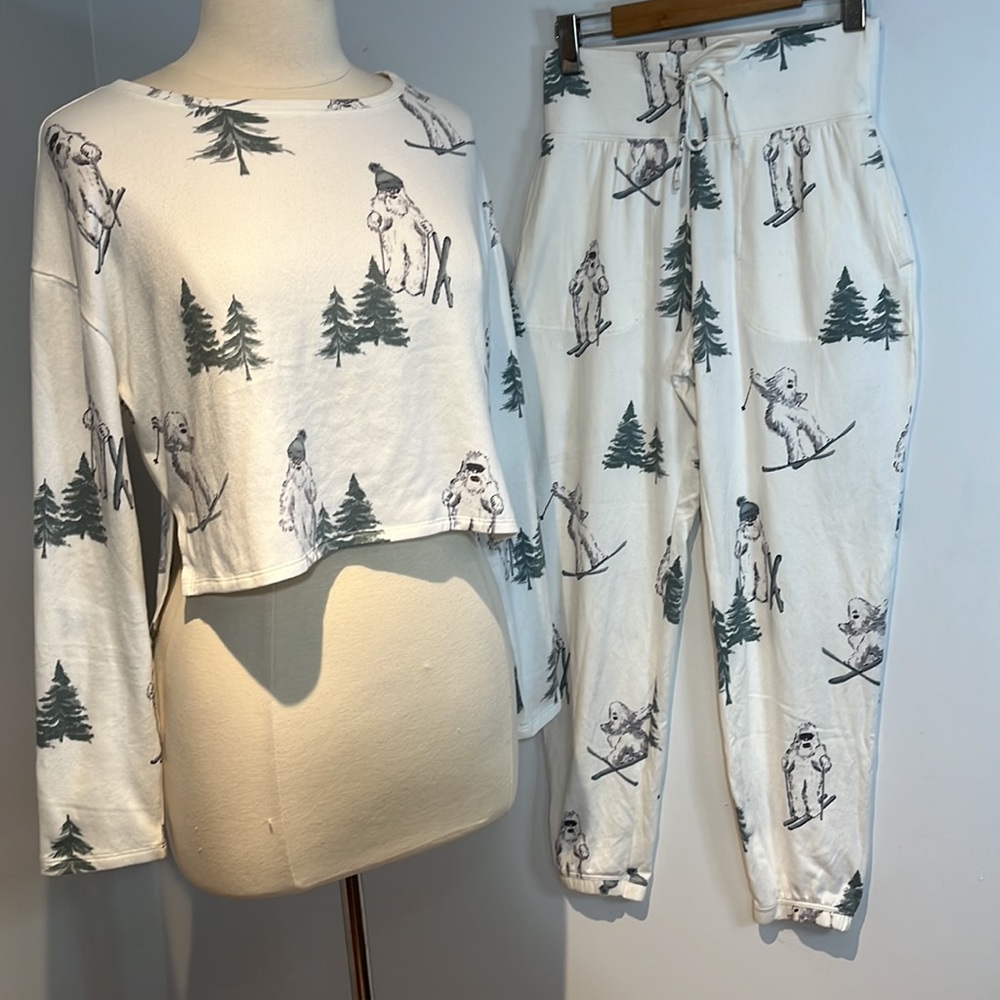 Gilly Hicks tree print/skiing yeti 2pc. Pyjama set in white size small NWT - Picture 5 of 16